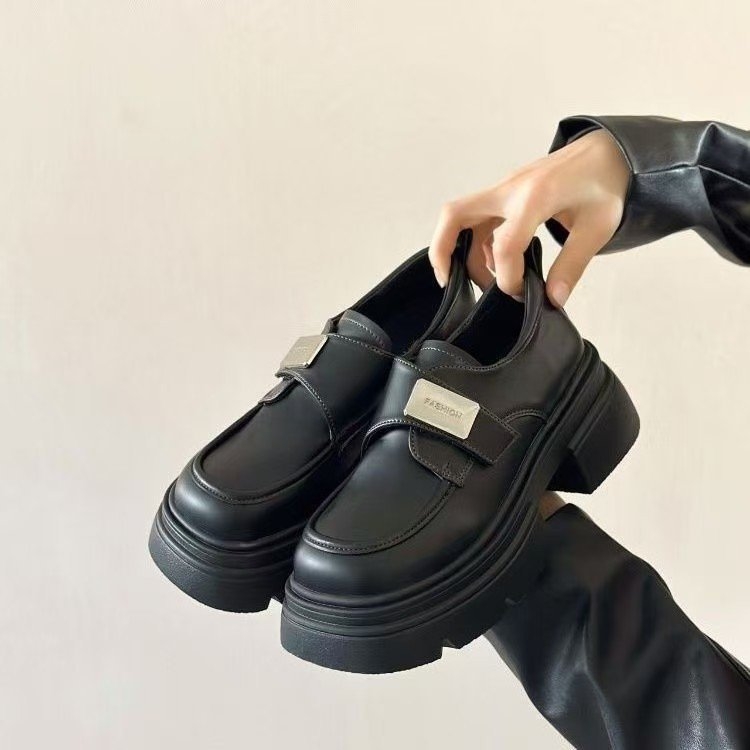 Ženski loafersi u stilu fakulteta, okrugla nosnica, PU gornji dio, Velcro zatvarač, gumena potplata, srednja visina pete 3–5 cm