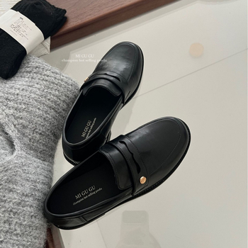 Pantofi femei cu vârf rotund, partea superioară din Super Fiber, toc gros de 6–8 cm, închidere cu cataramă, stil etnic