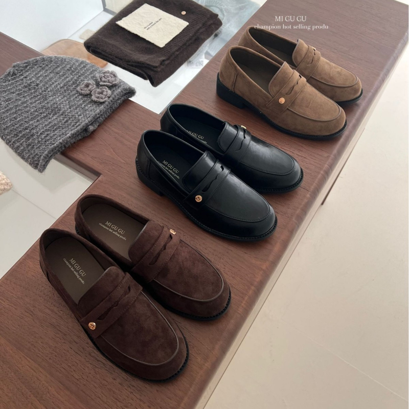 Pantofi femei cu vârf rotund, partea superioară din Super Fiber, toc gros de 6–8 cm, închidere cu cataramă, stil etnic