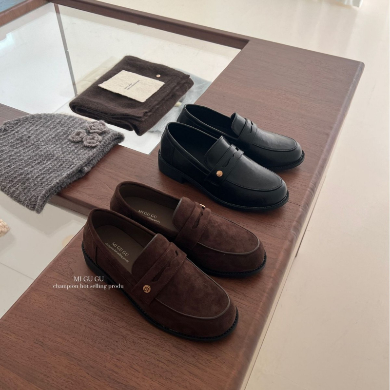 Pantofi femei cu vârf rotund, partea superioară din Super Fiber, toc gros de 6–8 cm, închidere cu cataramă, stil etnic