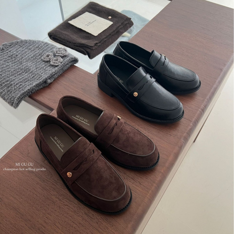 Pantofi femei cu vârf rotund, partea superioară din Super Fiber, toc gros de 6–8 cm, închidere cu cataramă, stil etnic