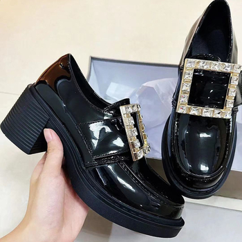 Ženski loafers s okruglim vrhom, gornji dio od umjetne kože, gumeni potplat, kvadratna kopča, srednja peta (3-5 cm)