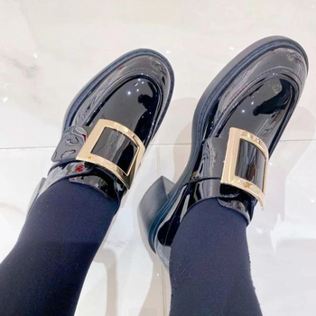 Ženski loafers s okruglim vrhom, gornji dio od umjetne kože, gumeni potplat, kvadratna kopča, srednja peta (3-5 cm)