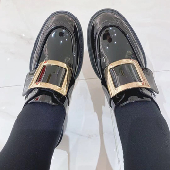 Ženski loafers s okruglim vrhom, gornji dio od umjetne kože, gumeni potplat, kvadratna kopča, srednja peta (3-5 cm)