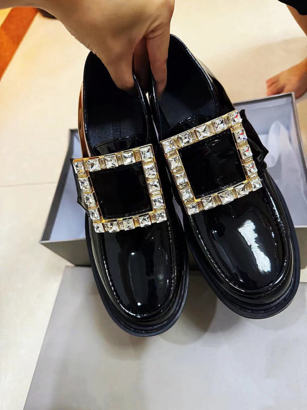 Ženski loafers s okruglim vrhom, gornji dio od umjetne kože, gumeni potplat, kvadratna kopča, srednja peta (3-5 cm)