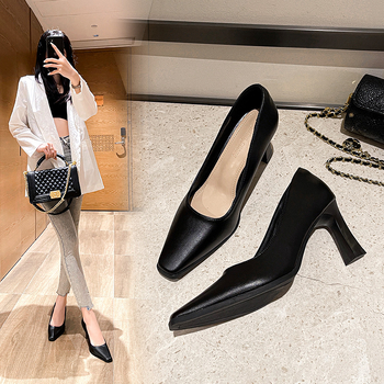 Женски обувки с квадратен нос и висок ток, офис стил, без връзки; върхът: супер фибър; ток: 6–8 см; подметка: гума; стелка: микрофибър кожа