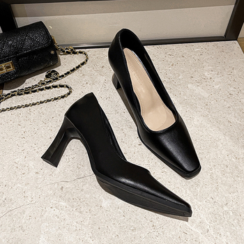 Женски обувки с квадратен нос и висок ток, офис стил, без връзки; върхът: супер фибър; ток: 6–8 см; подметка: гума; стелка: микрофибър кожа