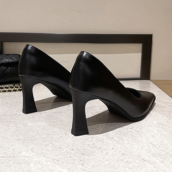 Женски обувки с квадратен нос и висок ток, офис стил, без връзки; върхът: супер фибър; ток: 6–8 см; подметка: гума; стелка: микрофибър кожа