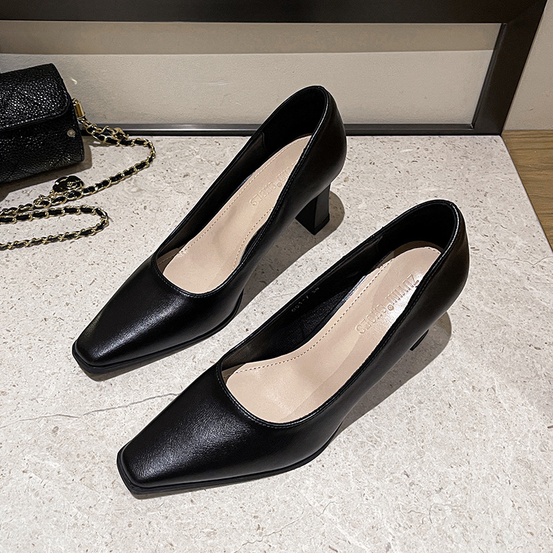 Женски обувки с квадратен нос и висок ток, офис стил, без връзки; върхът: супер фибър; ток: 6–8 см; подметка: гума; стелка: микрофибър кожа