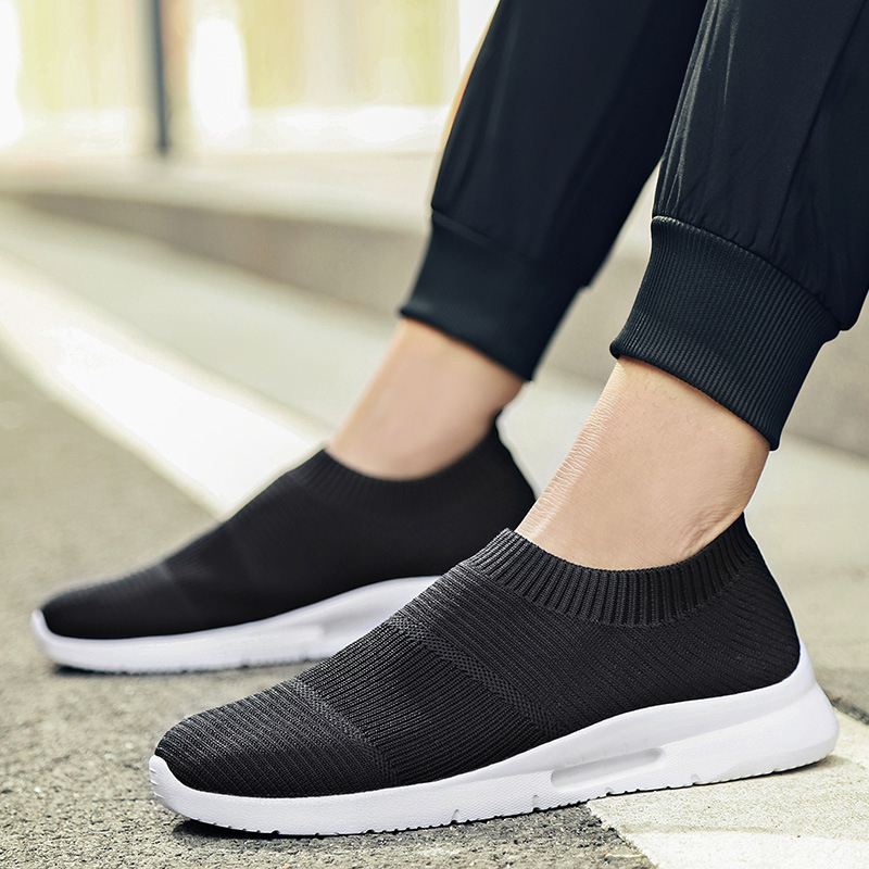 Prozračne mrežaste tenisice tip čarape, zaobljeni vrh, gumeni potplat, ravna peta, plitka otvor, minimalistički sportsko-casual stil