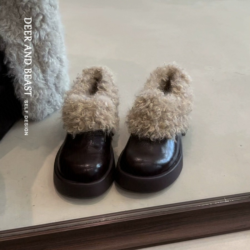 Ženske loafers, britanski stil • gornji dio od super fiber • srednji potpetica 3–6 cm • gumeni potplat • prednje vezivanje • zaobljeni vrh