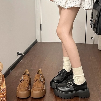 Ženske loafers s okruglim nosom, gornji dio od kože goveda, peta 6–8 cm, gumeni potplat, podstava od umjetnog krzna