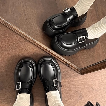 Ženske loafers s okruglim nosom, gornji dio od kože goveda, peta 6–8 cm, gumeni potplat, podstava od umjetnog krzna