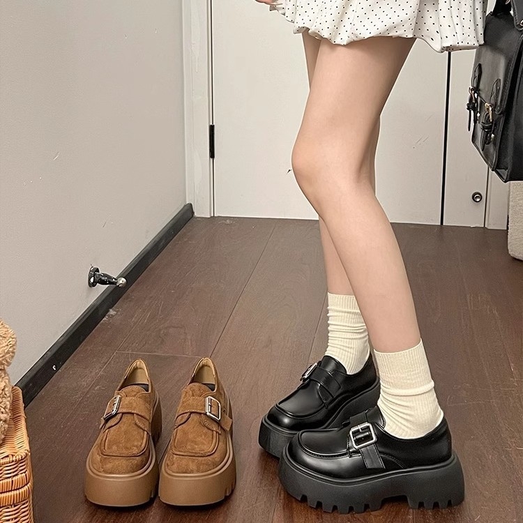 Ženske loafers s okruglim nosom, gornji dio od kože goveda, peta 6–8 cm, gumeni potplat, podstava od umjetnog krzna