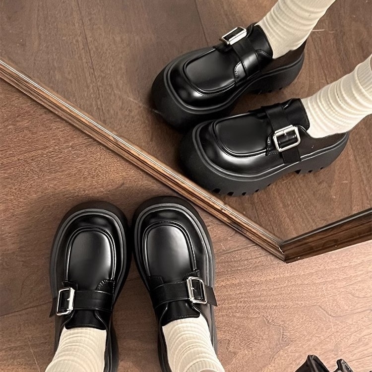 Ženske loafers s okruglim nosom, gornji dio od kože goveda, peta 6–8 cm, gumeni potplat, podstava od umjetnog krzna