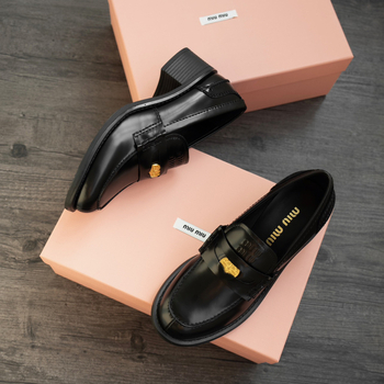 Ženske Slip-On loaferi od prave kože, britanski stil, gornji dio: kravlja koža, zaobljeni vrh, unutarnja uložak od prirodne kože, vanjska potplat od prave kože, visina pete 6-8 cm