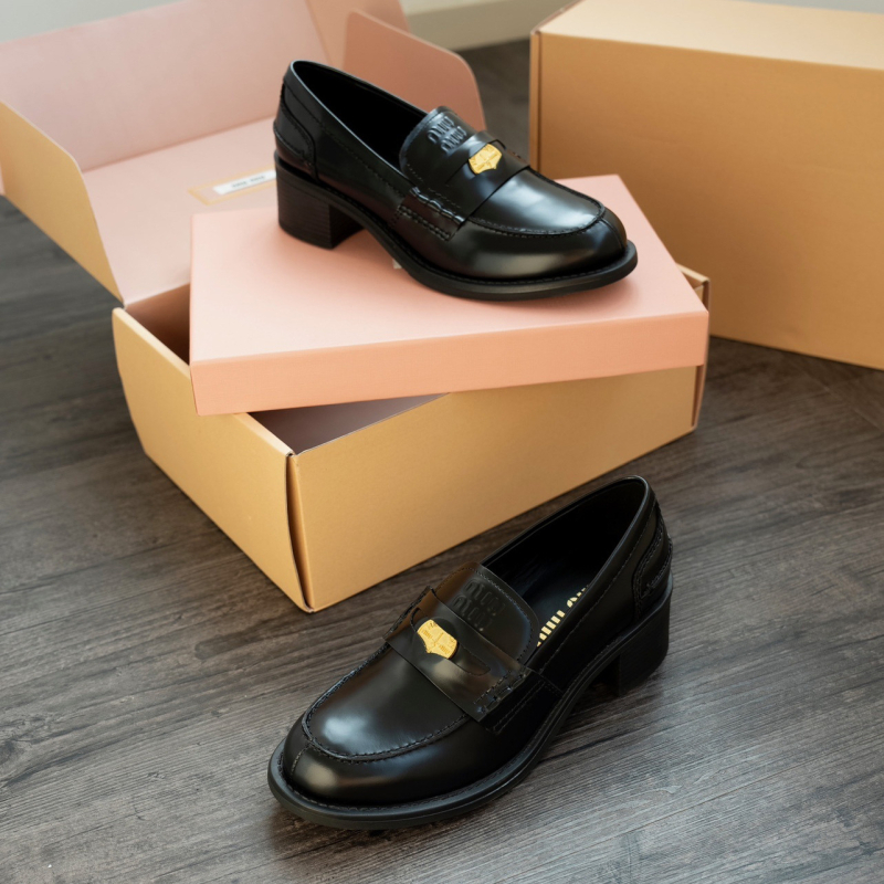 Ženske Slip-On loaferi od prave kože, britanski stil, gornji dio: kravlja koža, zaobljeni vrh, unutarnja uložak od prirodne kože, vanjska potplat od prave kože, visina pete 6-8 cm