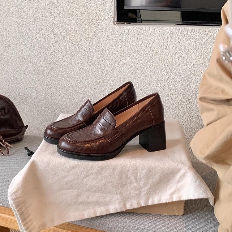 Ženske loaferice: gornji dio od dvostruke kože goveda, debeli pet od 6–8 cm, duboki otvor, ulošak od prirodne kože, gumeni đon
