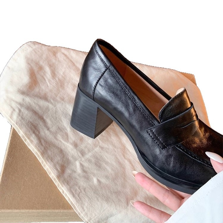 Ženske loaferice: gornji dio od dvostruke kože goveda, debeli pet od 6–8 cm, duboki otvor, ulošak od prirodne kože, gumeni đon