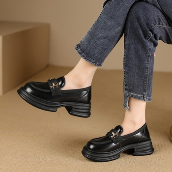 Loafers s okruglim vrhom, srednja visina potplata (3–5 cm), vamp od teleće split kože s PU premazom, gornji dio srednje visine, potplat od poliuretana