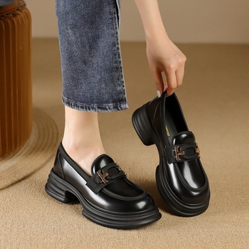 Loafers s okruglim vrhom, srednja visina potplata (3–5 cm), vamp od teleće split kože s PU premazom, gornji dio srednje visine, potplat od poliuretana