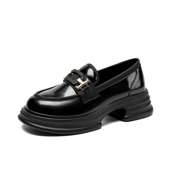 Loafers s okruglim vrhom, srednja visina potplata (3–5 cm), vamp od teleće split kože s PU premazom, gornji dio srednje visine, potplat od poliuretana