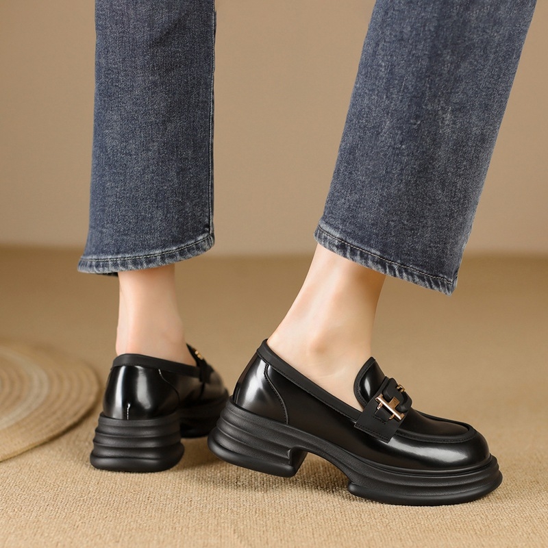 Loafers s okruglim vrhom, srednja visina potplata (3–5 cm), vamp od teleće split kože s PU premazom, gornji dio srednje visine, potplat od poliuretana
