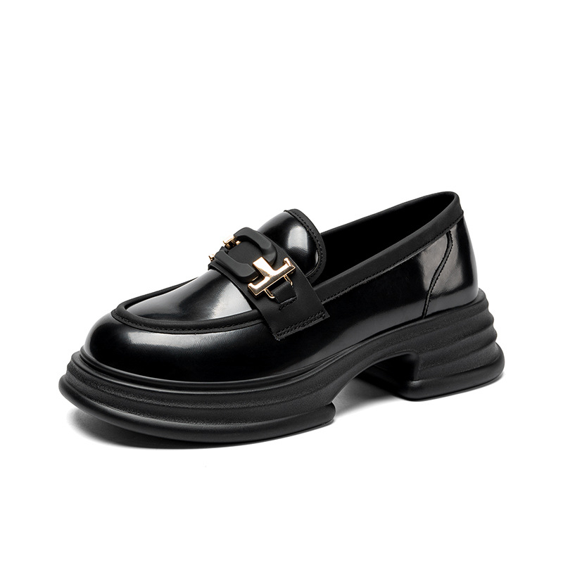 Loafers s okruglim vrhom, srednja visina potplata (3–5 cm), vamp od teleće split kože s PU premazom, gornji dio srednje visine, potplat od poliuretana