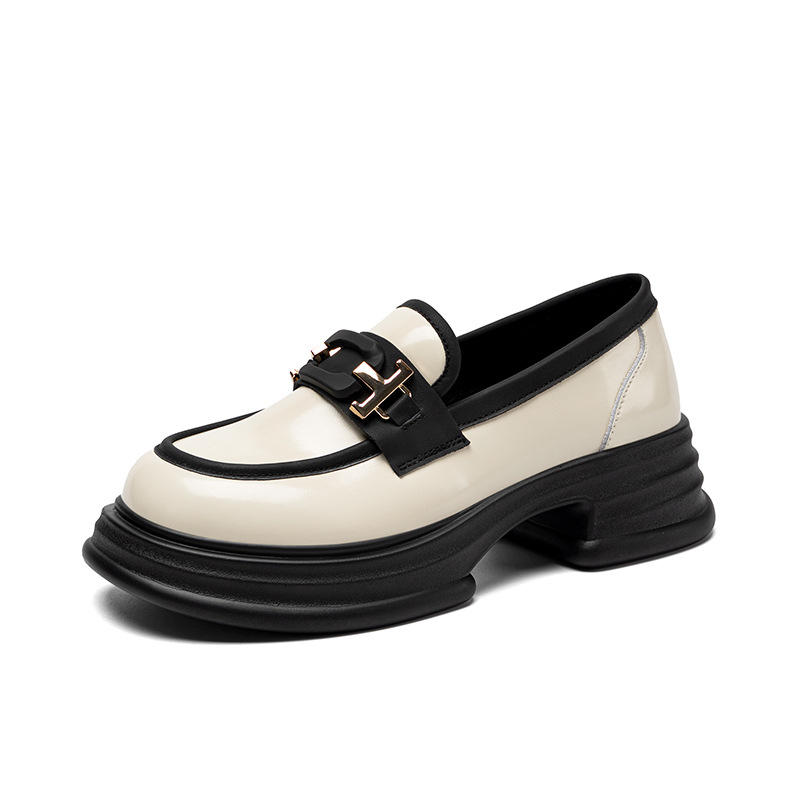 Loafers s okruglim vrhom, srednja visina potplata (3–5 cm), vamp od teleće split kože s PU premazom, gornji dio srednje visine, potplat od poliuretana