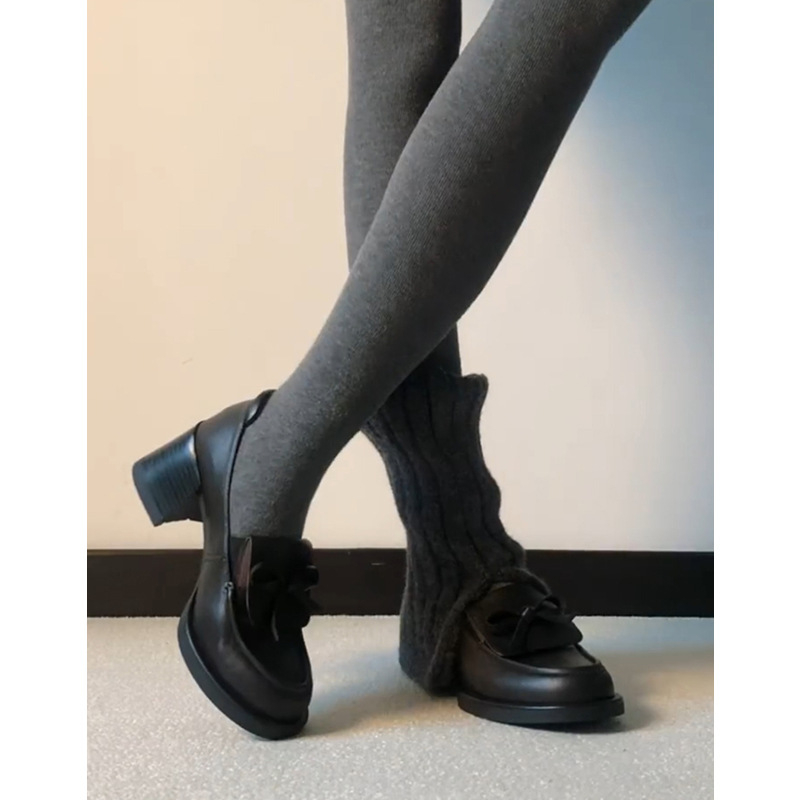 Ženski loafers s mašnicom, slip-on, niska mačja peta, gornji dio od umjetne plišane tkanine, uložak od prvog sloja teleće kože, đon od gume