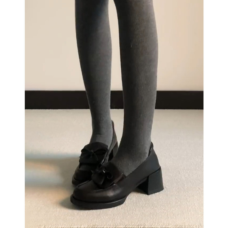Ženski loafers s mašnicom, slip-on, niska mačja peta, gornji dio od umjetne plišane tkanine, uložak od prvog sloja teleće kože, đon od gume