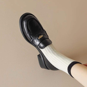 Ženske mokasine s okruglim vrhom, gornji dio Ultra-fiber kože, visok 6–8 cm pet, gumena potplat, kopčom