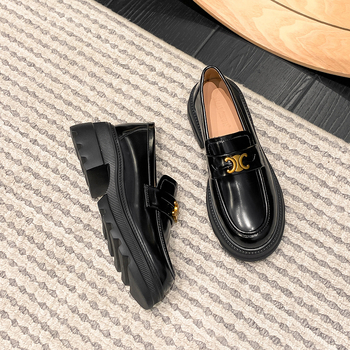 Loafers s okruglim vrhom, gornji dio od teleće kože i ultratanke kože, visina pete 6–8 cm, gumeni đon, studentski stil