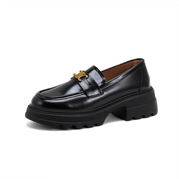 Loafers s okruglim vrhom, gornji dio od teleće kože i ultratanke kože, visina pete 6–8 cm, gumeni đon, studentski stil