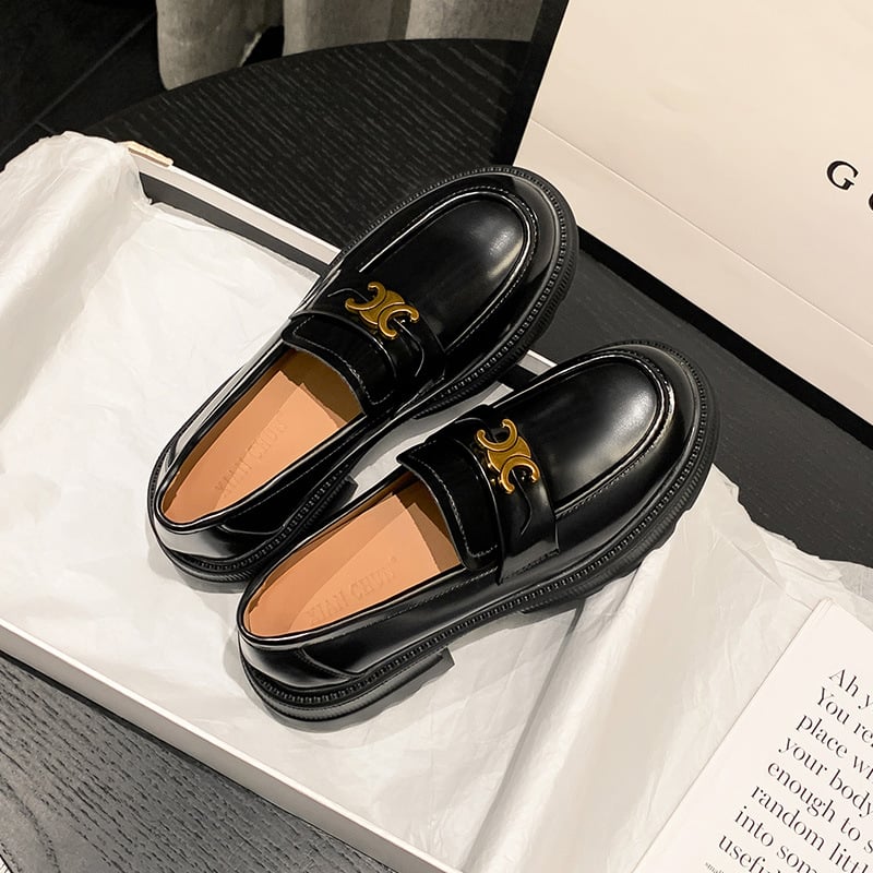 Loafers s okruglim vrhom, gornji dio od teleće kože i ultratanke kože, visina pete 6–8 cm, gumeni đon, studentski stil