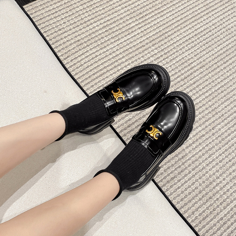 Loafers s okruglim vrhom, gornji dio od teleće kože i ultratanke kože, visina pete 6–8 cm, gumeni đon, studentski stil