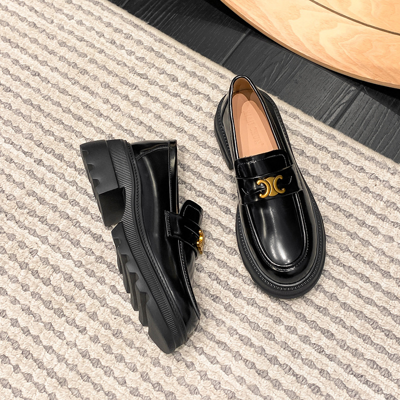 Loafers s okruglim vrhom, gornji dio od teleće kože i ultratanke kože, visina pete 6–8 cm, gumeni đon, studentski stil