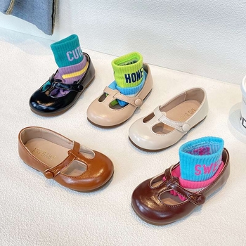 Meitenēm – kurpes no mākslīgas ādas, vidēja augstuma augšdaļa, gumijas zole, mīļš stils, rudens sezonai