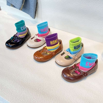 Meitenēm – kurpes no mākslīgas ādas, vidēja augstuma augšdaļa, gumijas zole, mīļš stils, rudens sezonai