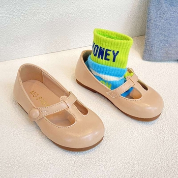 Meitenēm – kurpes no mākslīgas ādas, vidēja augstuma augšdaļa, gumijas zole, mīļš stils, rudens sezonai