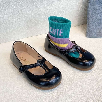 Meitenēm – kurpes no mākslīgas ādas, vidēja augstuma augšdaļa, gumijas zole, mīļš stils, rudens sezonai