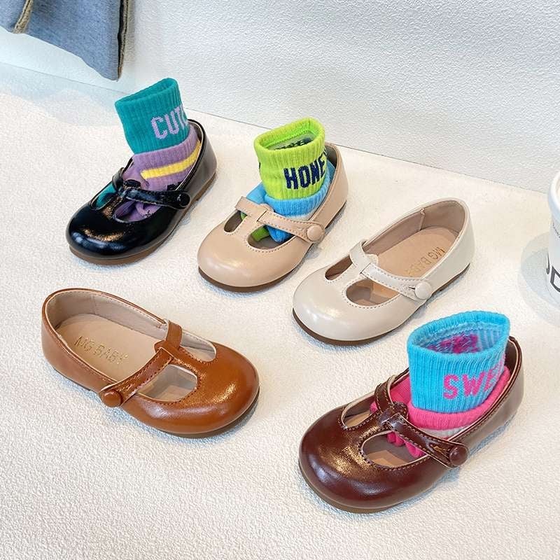 Meitenēm – kurpes no mākslīgas ādas, vidēja augstuma augšdaļa, gumijas zole, mīļš stils, rudens sezonai