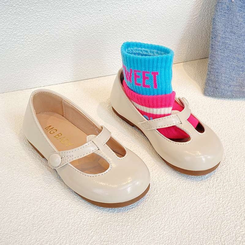 Meitenēm – kurpes no mākslīgas ādas, vidēja augstuma augšdaļa, gumijas zole, mīļš stils, rudens sezonai