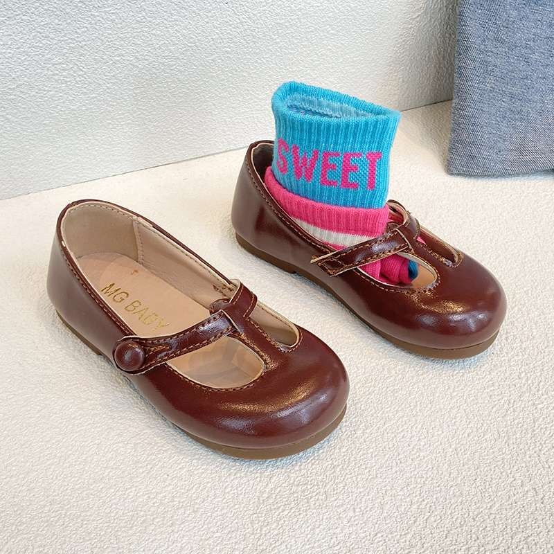 Meitenēm – kurpes no mākslīgas ādas, vidēja augstuma augšdaļa, gumijas zole, mīļš stils, rudens sezonai