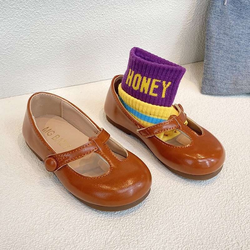 Meitenēm – kurpes no mākslīgas ādas, vidēja augstuma augšdaļa, gumijas zole, mīļš stils, rudens sezonai