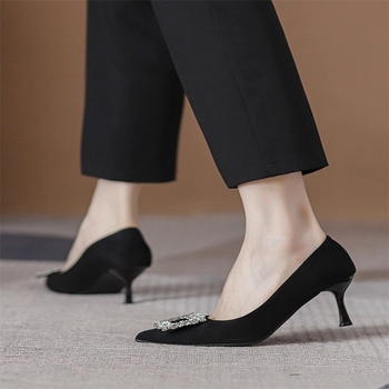 Pantofi dama cu toc înalt, vârf ascuțit, toc subțire 6–8 cm, partea superioară din velur, cataramă pătrată cu cristale