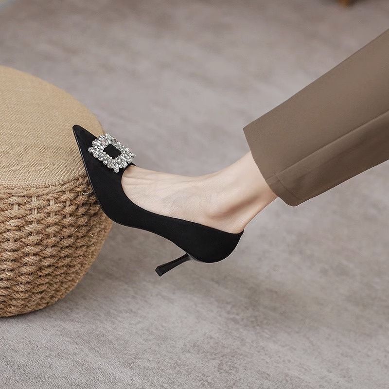 Pantofi dama cu toc înalt, vârf ascuțit, toc subțire 6–8 cm, partea superioară din velur, cataramă pătrată cu cristale