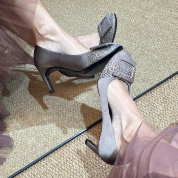 Pantofi cu toc gradienți cu strasuri, partea superioară satinată și cataramă pătrată, toc 6–8 cm, pentru domnișoarele de onoare