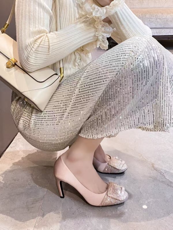 Pantofi cu toc gradienți cu strasuri, partea superioară satinată și cataramă pătrată, toc 6–8 cm, pentru domnișoarele de onoare