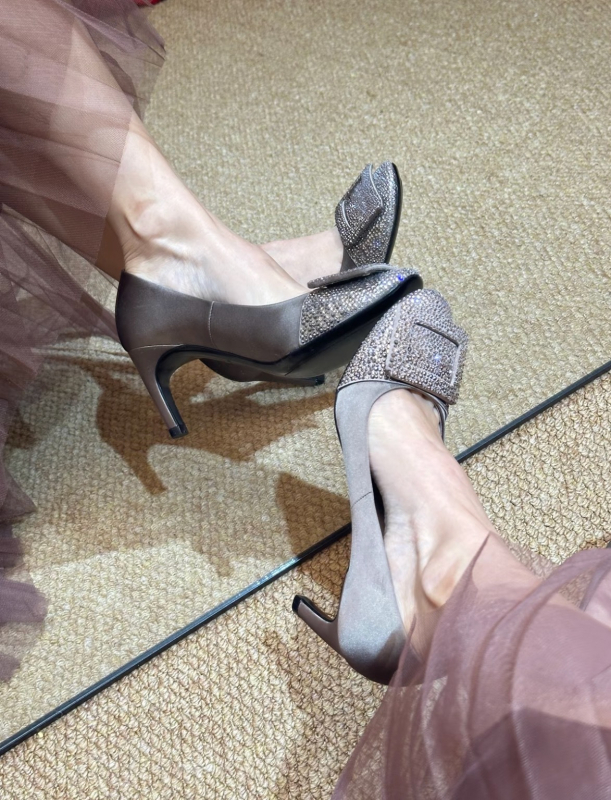 Pantofi cu toc gradienți cu strasuri, partea superioară satinată și cataramă pătrată, toc 6–8 cm, pentru domnișoarele de onoare